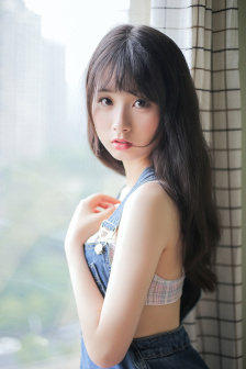 美女露出奶头扒开尿口